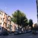 Con la piazza alle spalle attraversiamo ora via Omodeo e percorriamo via Salvemini, strada circondata da basse case popolari dai colori spenti...